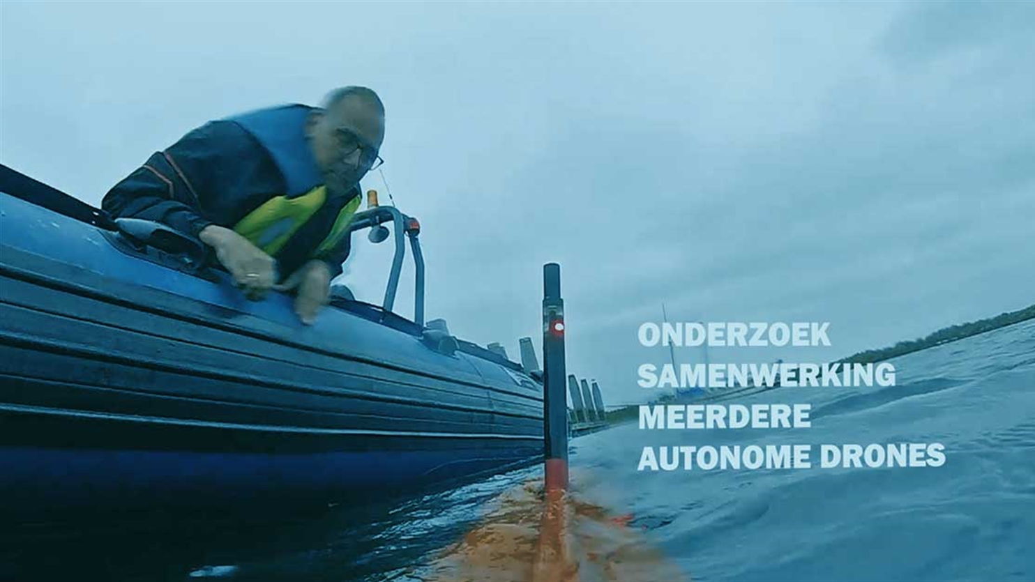 Reddingsboot met man die drone te water laat