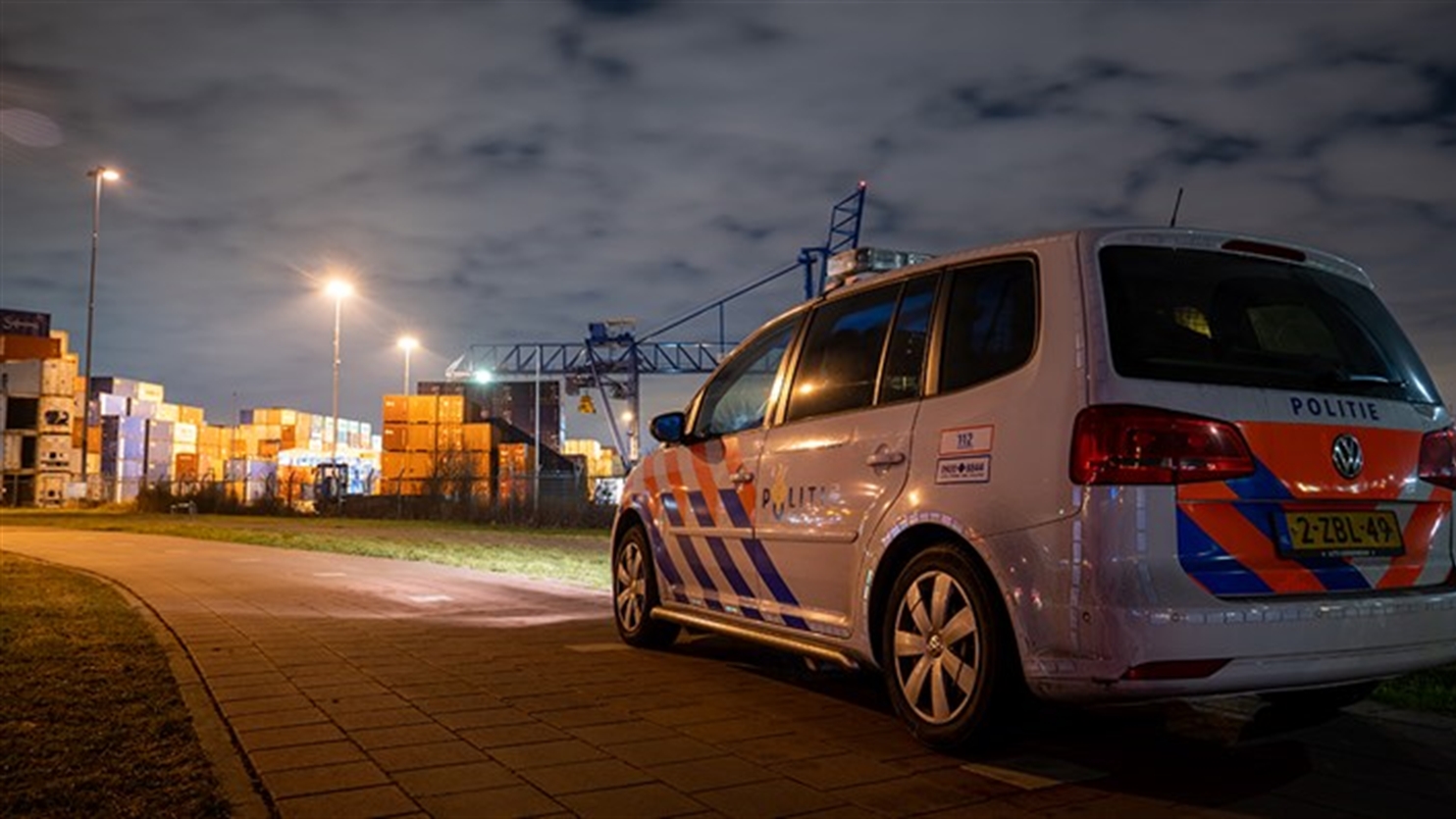 Politieauto bij de haven