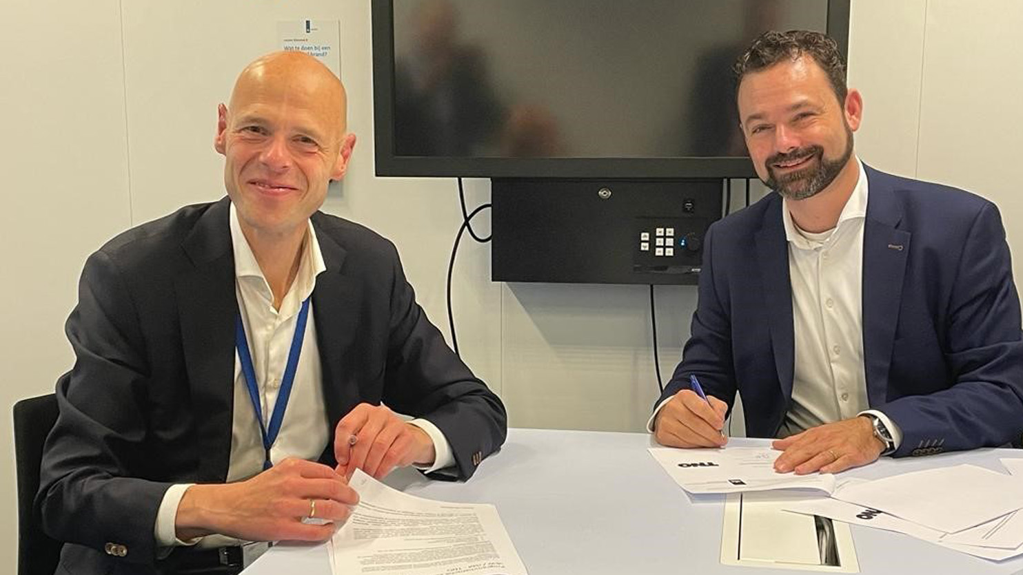 Martijn Stamm, Market Director of TNO Traffic & Transport, and Dylan Koenders, Director of Mobility Innovation and Strategy at the Ministry of Infrastructure and Water Management, signed an Agreement Framework
