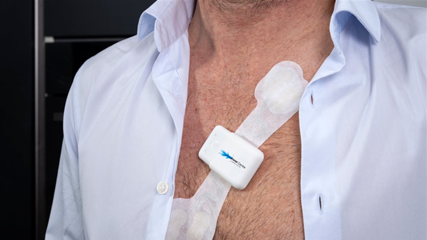 Man die wearable op borst draagt