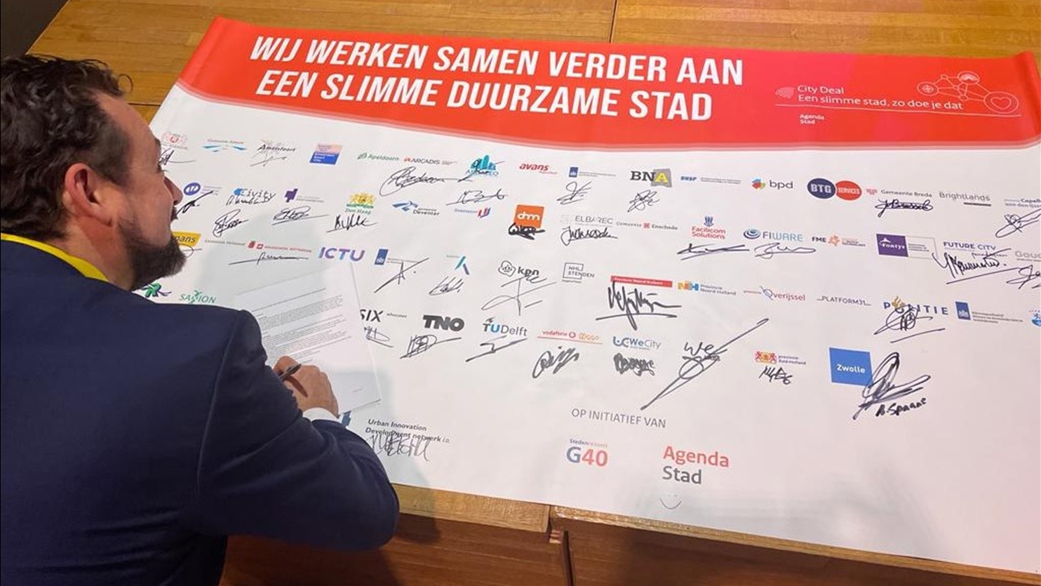 Man ondertekent Smart City deal om met 60 partijen samen te werken aan een slimme en duurzame stad