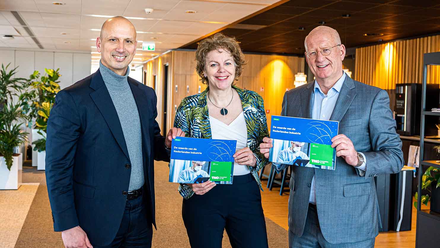CEO TNO Tjark Tjin-A-Tsoi overhandigt TNO rapport ‘De waarde van de Nederlandse industrie’ aan Ingrid Thijssen (voorzitter VNO-NCW) en Theo Henrar (voorzitter FME)
