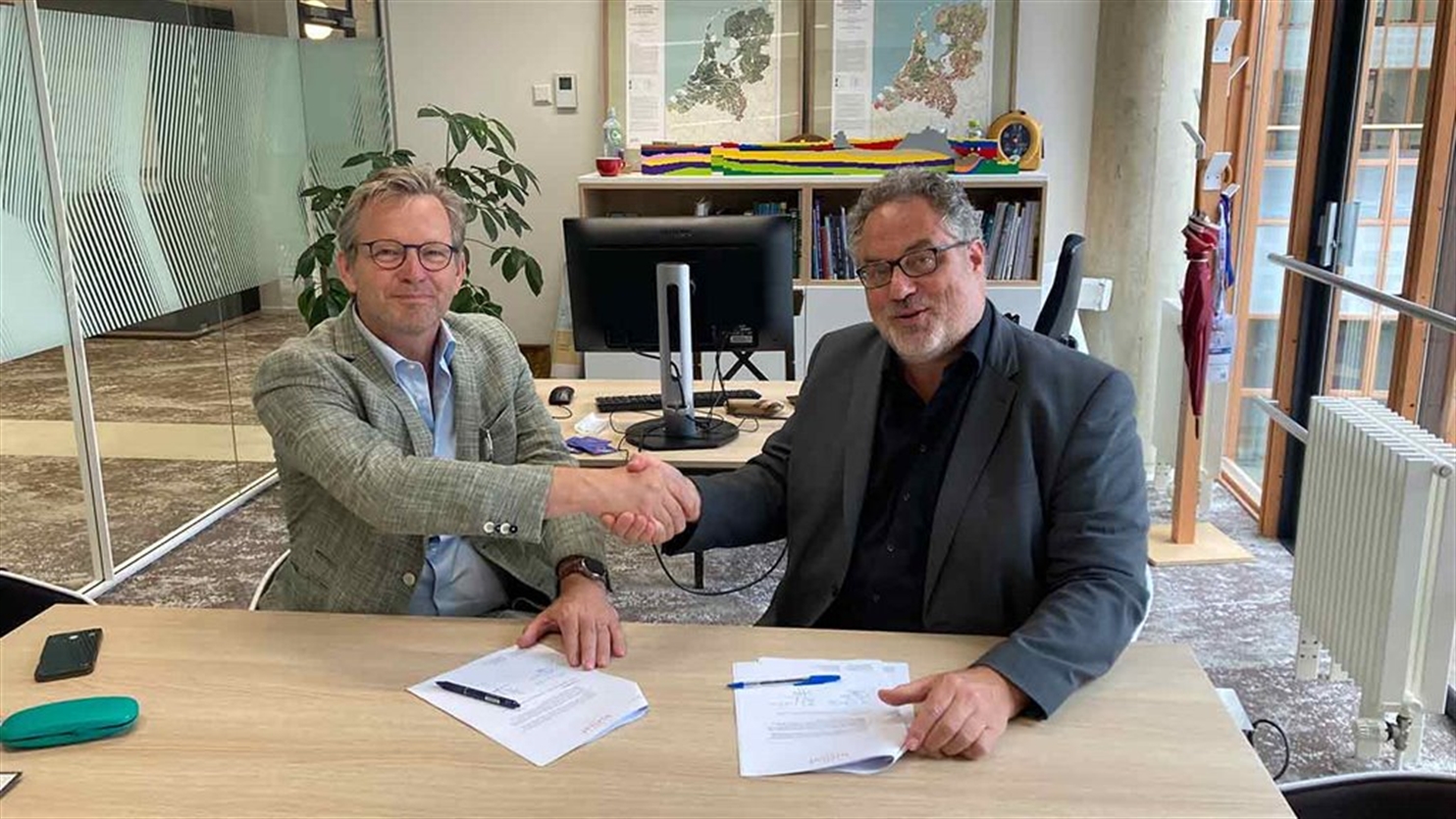 Ondertekening Michiel van der Meulen TNO en directeur Stan Bentvelsen van Nikhef voor Einstein-Telescope